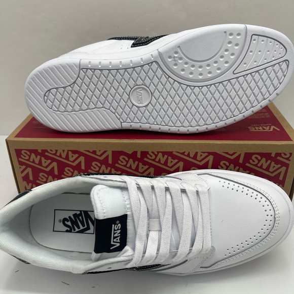 Vans WMNS White and Black Shoes Lowland 2.0
White/Black
VN000D6RYB2 Sneakers - Picture 4 of 16